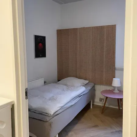 7-bedroom With 2x Private Parking *