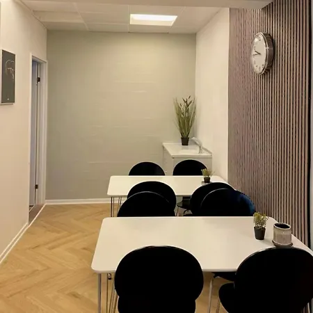 7-bedroom With 2x Private Parking Aalborg